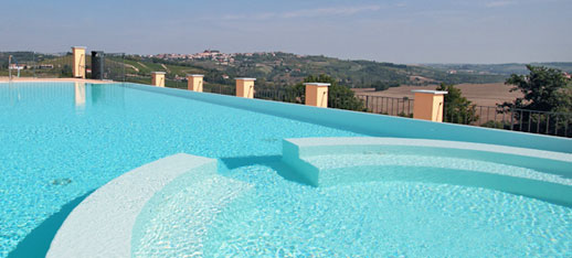 The outdoor swimming pool surrounded by nature, overlooking the horizon