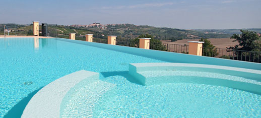 La piscine extérieure entourée de verdure dominant l'horizon